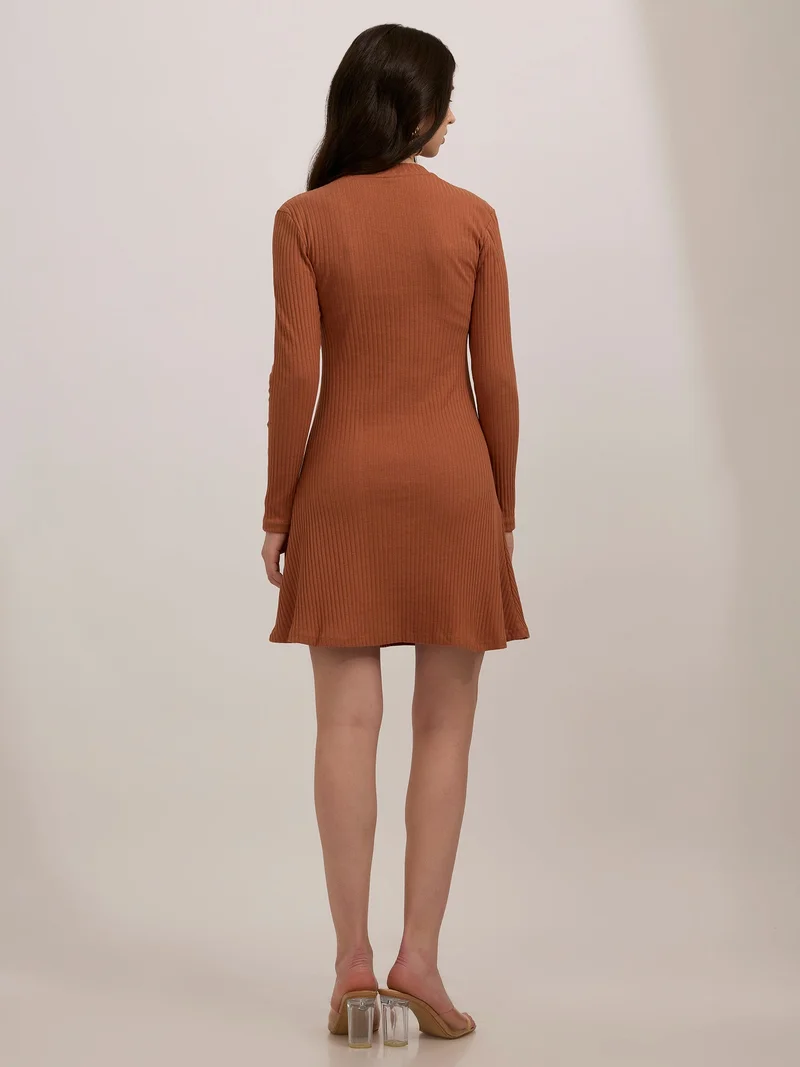 أوجيدر فستان قصير بياقة عالية لون بني